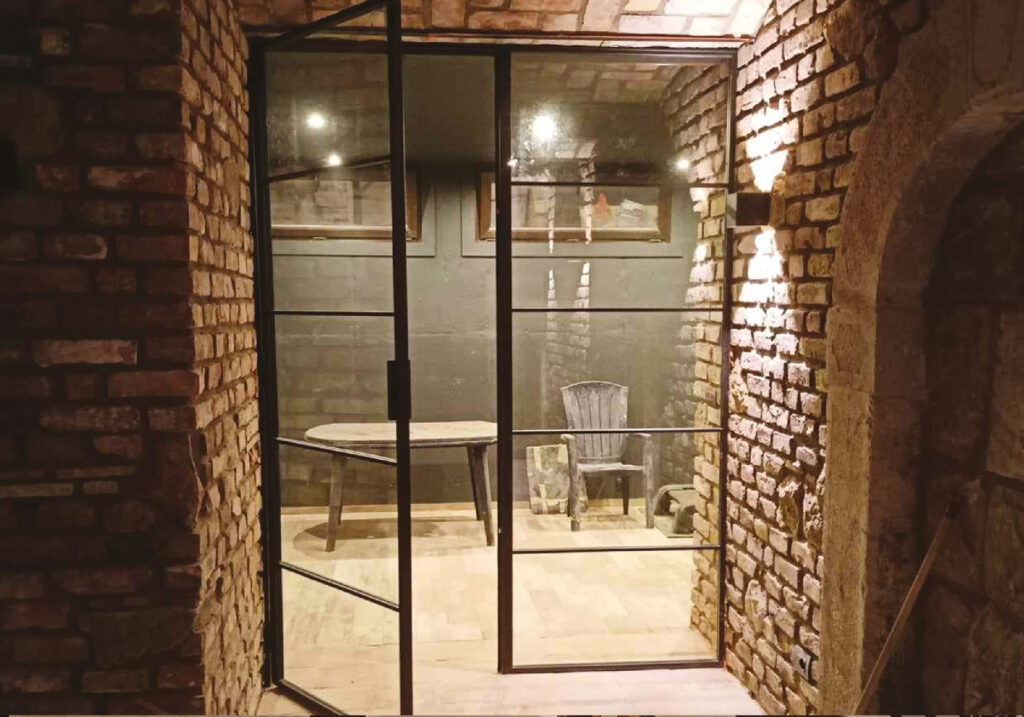 Stalowe drzwi w nowoczesnym wnętrzu