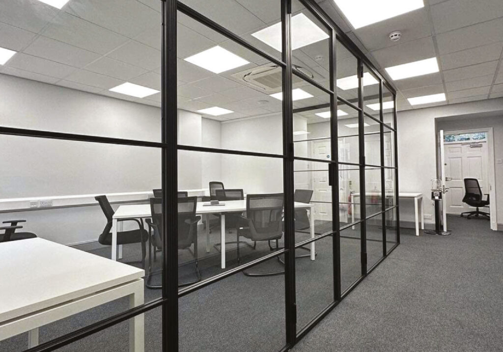 Drzwi stalowe z szybą w minimalistycznym wnętrzu