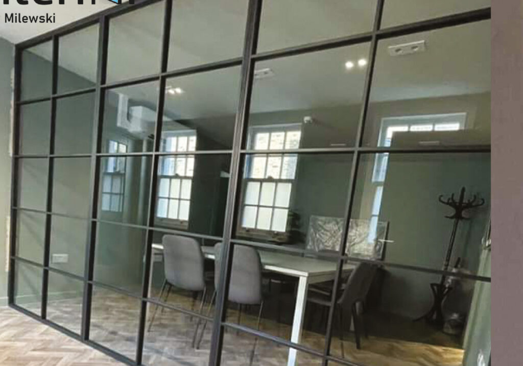 Stalowe drzwi loftowe w nowoczesnym wnętrzu