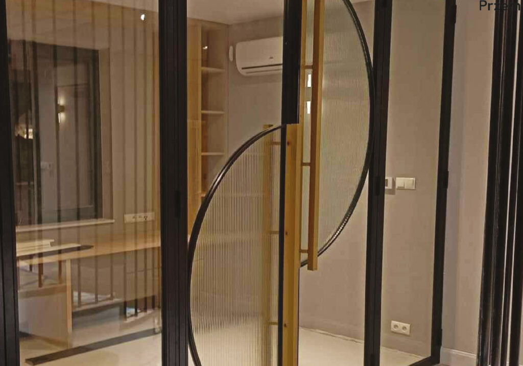 Stalowe drzwi loftowe w nowoczesnym wnętrzu